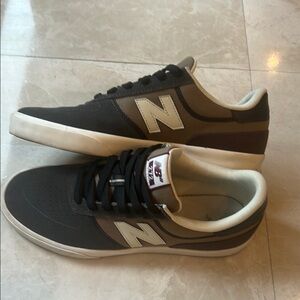 New Balance Black and Tan Sneakers with Sleek Design